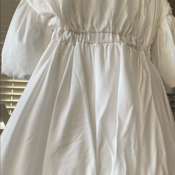 Pretty Little Thing white puff dress - Picture 5 of 5